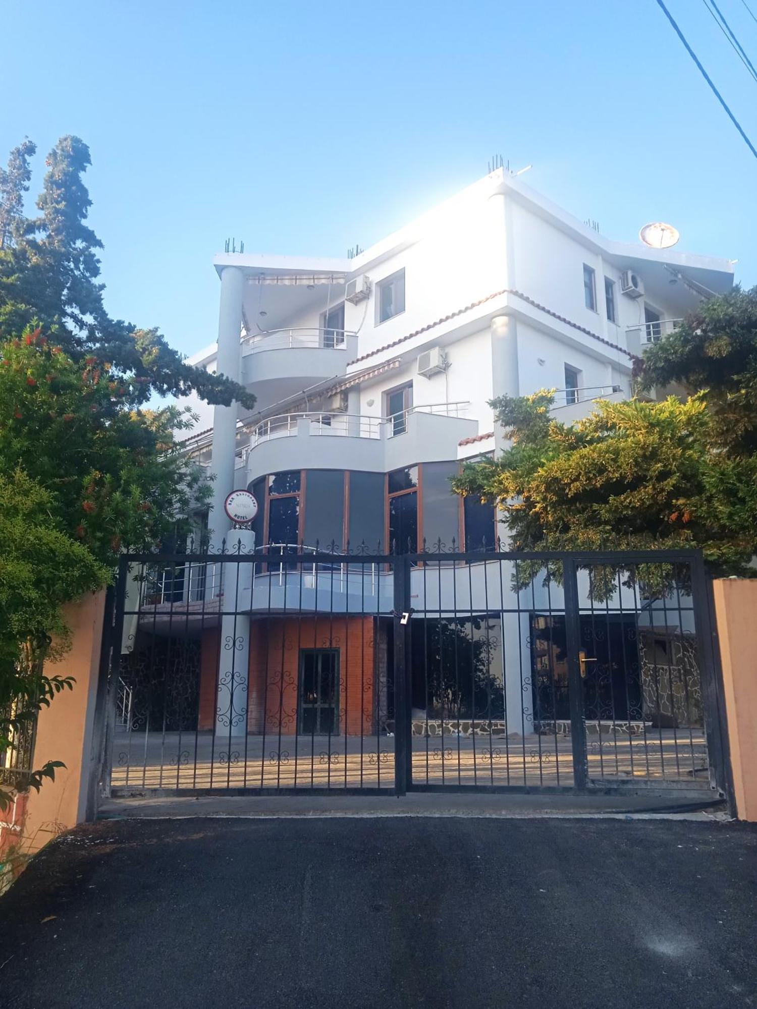 Hotel Moris Kryemëdhenji Exterior foto